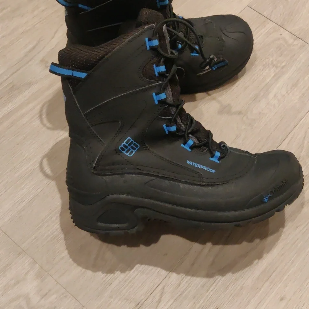 Columbia Bugaboot III 200 Grams Youth Black/Blue Winter Waterproof Boots Size 6